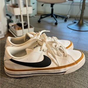 Nike court legacy woman’s shoes size 8